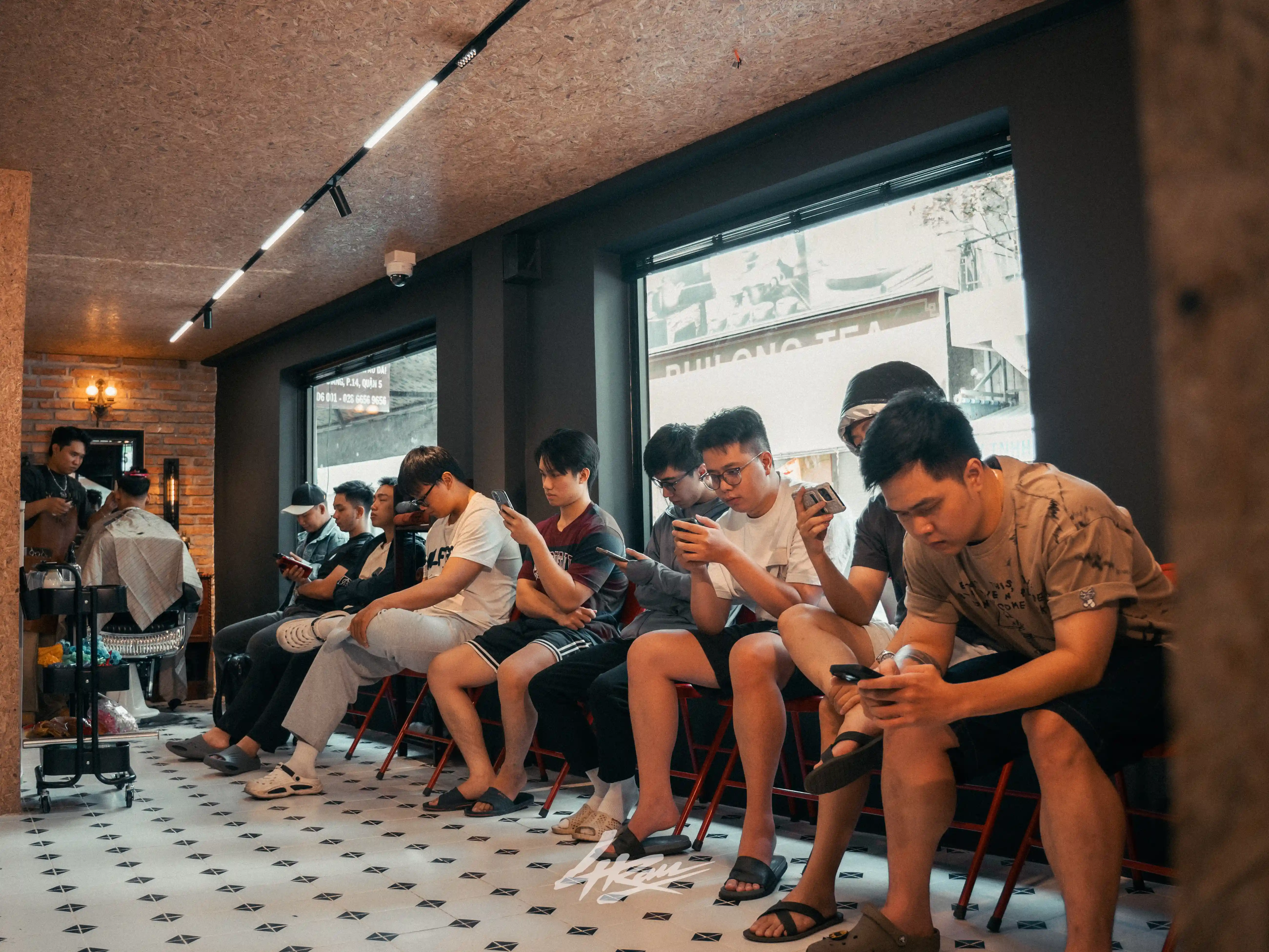 Không gian phục vụ tại 4RAU Barber Chợ Lớn