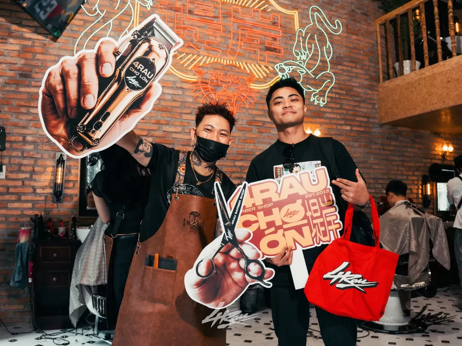 Barber 4RAU tư vấn kiểu tóc cho khách hàng