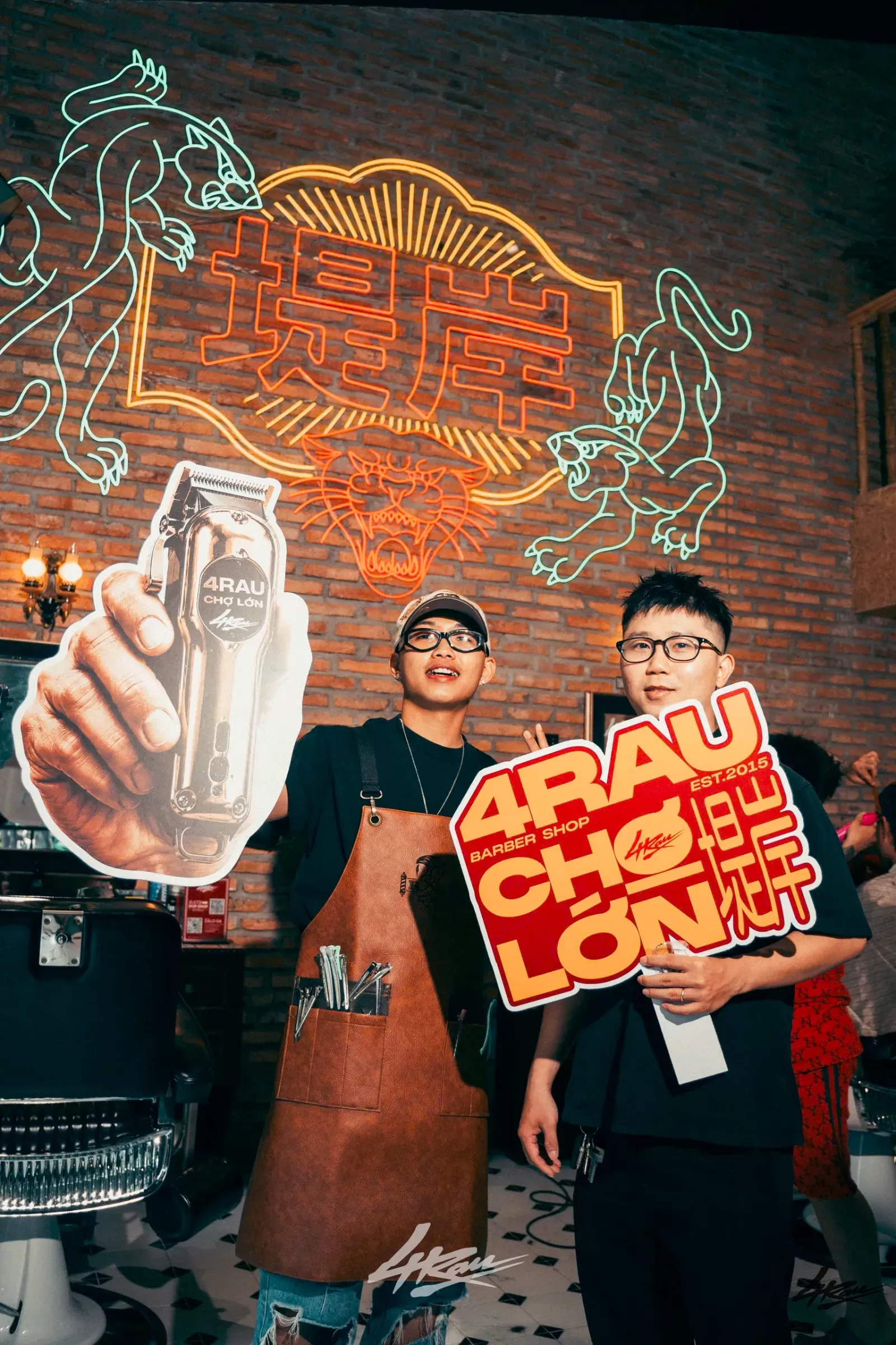 Barber 4RAU tạo kiểu tóc cho khách