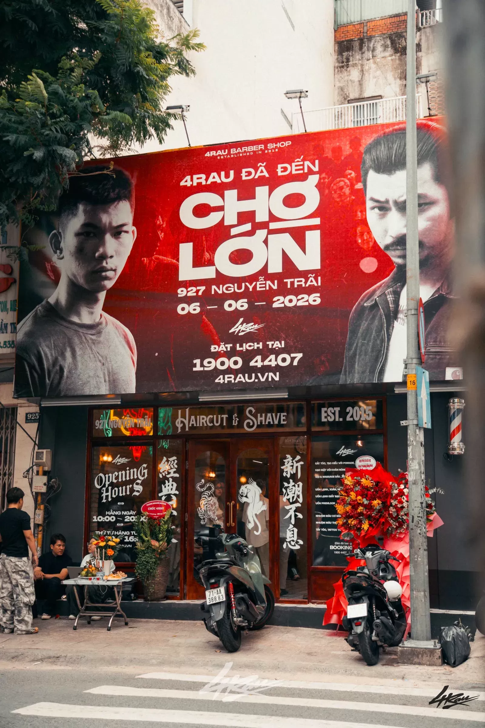 Khách hàng xếp hàng trải nghiệm 4RAU Chợ Lớn trong ngày khai trương