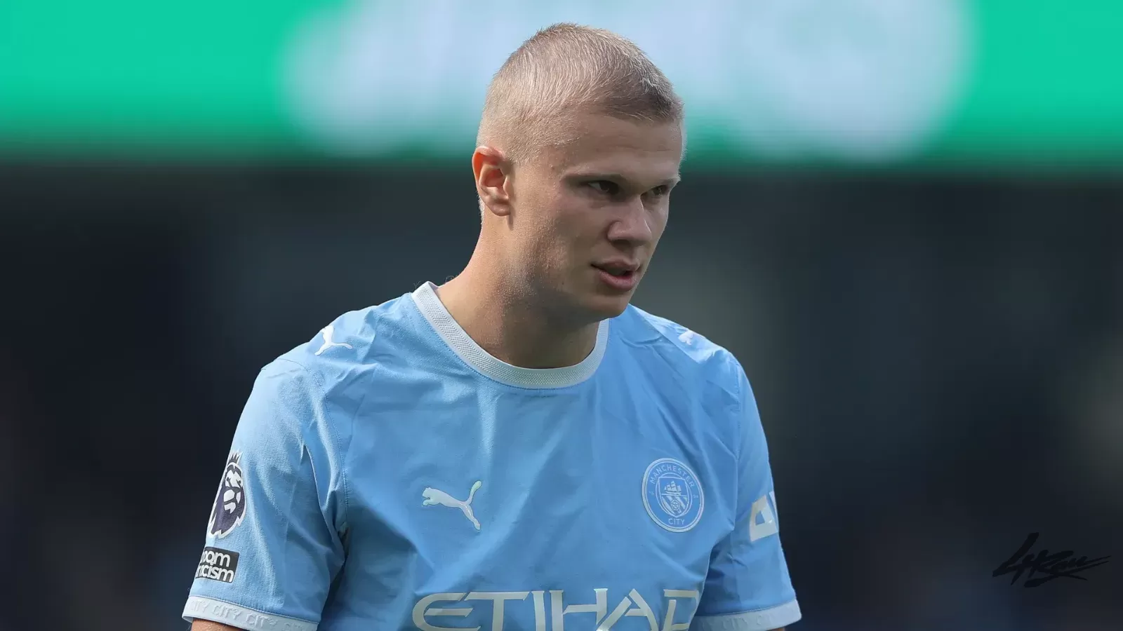 Tiền đạo Manchester City chính thức nói lời tạm biệt với mái tóc vàng dài đặc trưng để xuất hiện với một kiểu Buzz Cut cực ngắn – gọn, mạnh và đầy tính chiến đấu.
