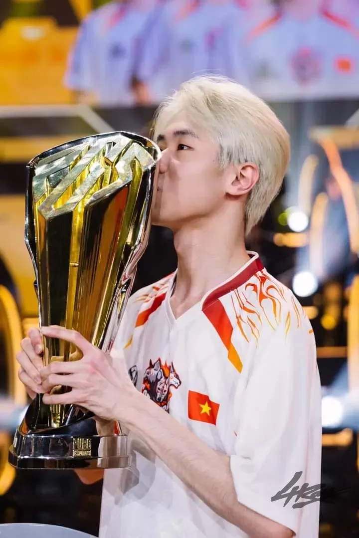 Himass PUBG với kiểu tóc bạc/bạch kim