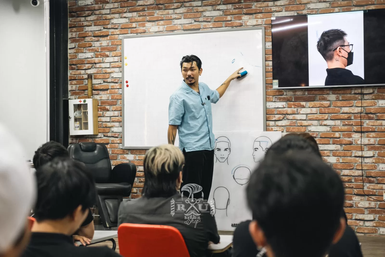 Khóa Học Barber Đầy Đủ Nhất 2026 Tại 4RAU ACADEMY – Địa Chỉ Đào Tạo Nghề Tóc Nam Số 1 TPHCM